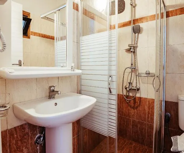 Mari & Maisonettes * تولو