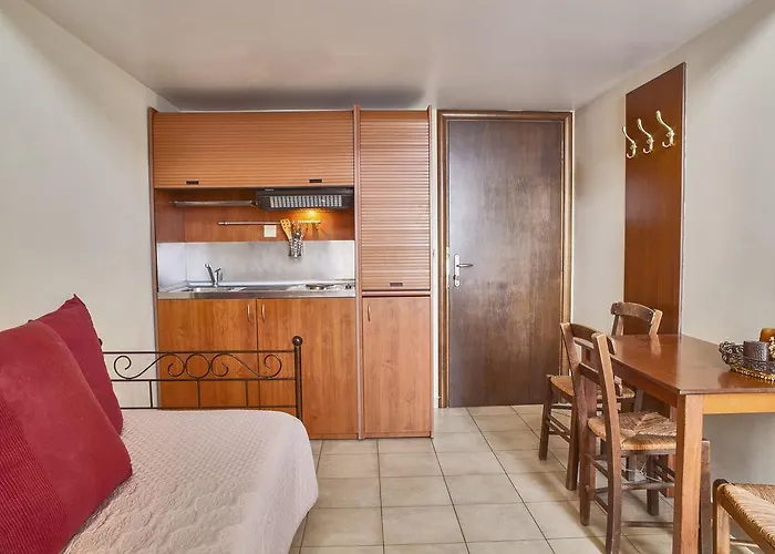 Mari & Maisonettes * تولو