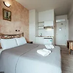 Mari & Maisonettes Толон