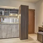 Mari & Maisonettes * Толон