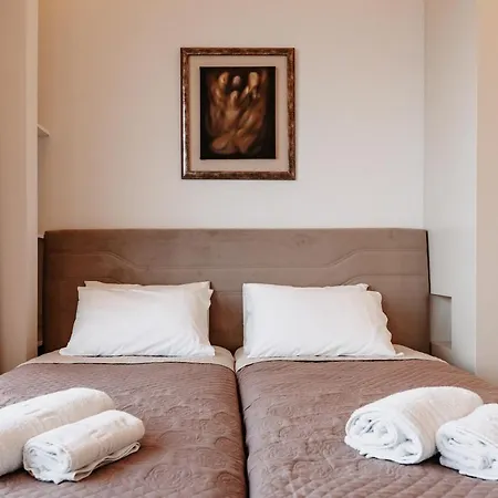 Mari & Maisonettes Apartment