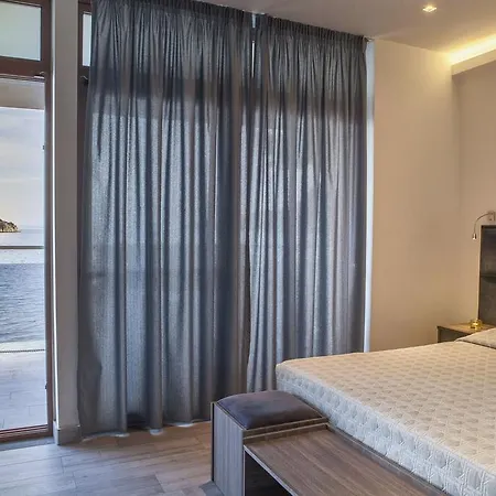 Mari & Maisonettes Apartment *