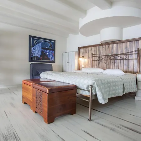 Mari & Maisonettes Apartament Tolón