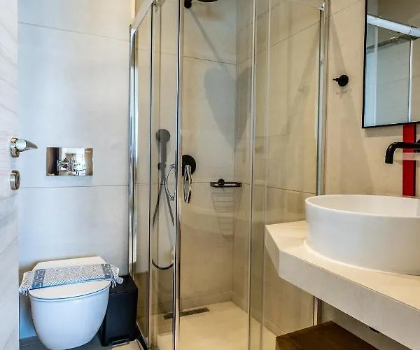 Mari & Maisonettes *