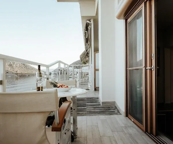 Mari & Maisonettes *